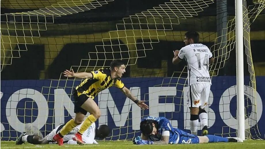 Álvarez Martínez comemora gol na vitória do Peñarol sobre o Corinthians