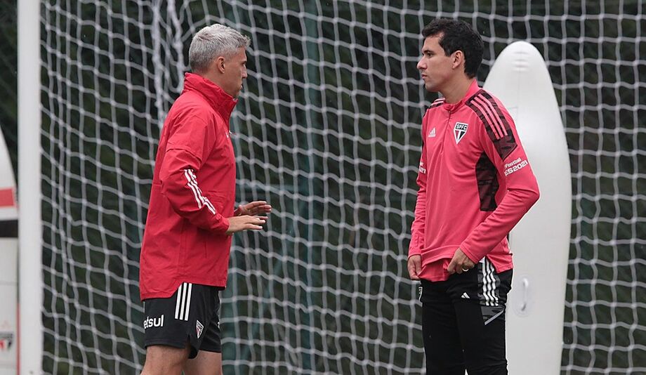 Hernán Crespo conversa com Pablo durante treino de sábado no São Paulo