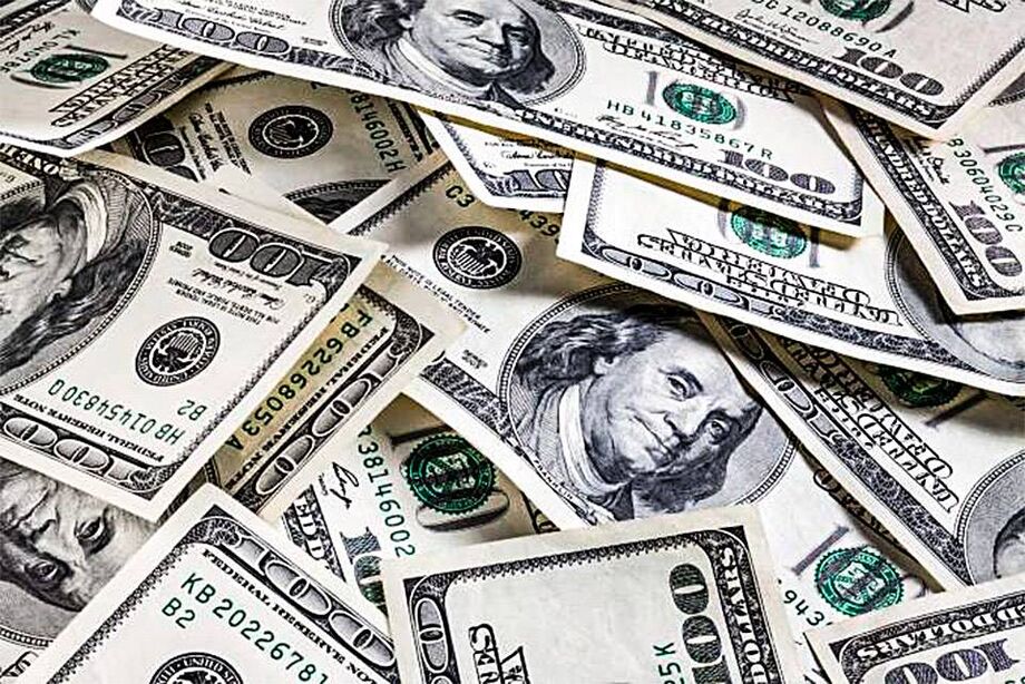 Ontem, o dólar fechou com leve alta, seguindo o exterior
