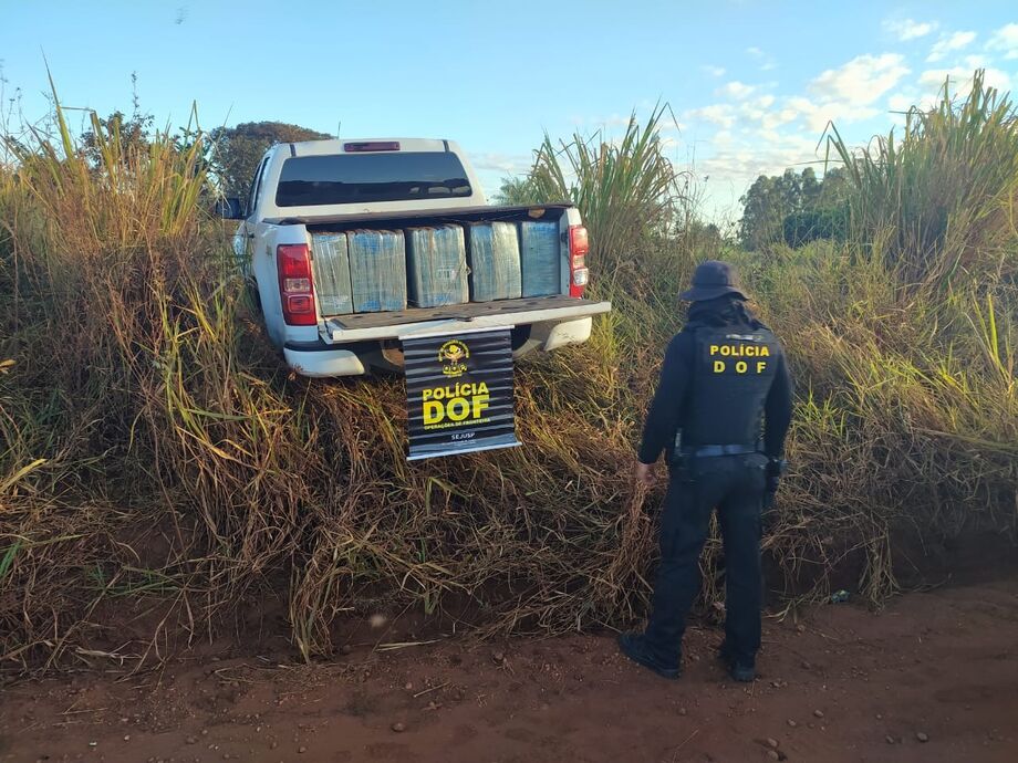 Policiais do Departamento de Operações de Fronteira (DOF) recuperaram, na manhã desta quarta-feira, uma camionete S10 de cor branca carregada com 1.400 quilos de maconha
