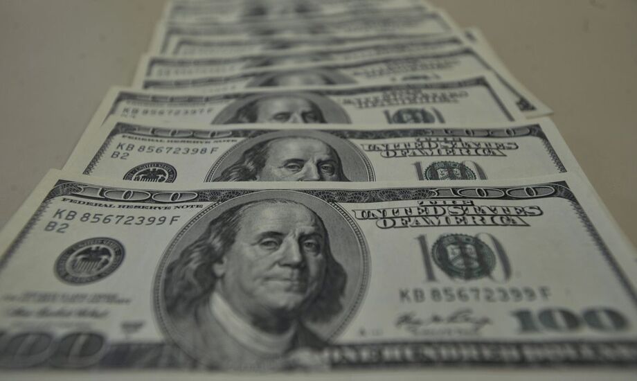 O dólar começou o dia em alta moderada, acompanhando a valorização da moeda americana ante alguns pares emergentes do real