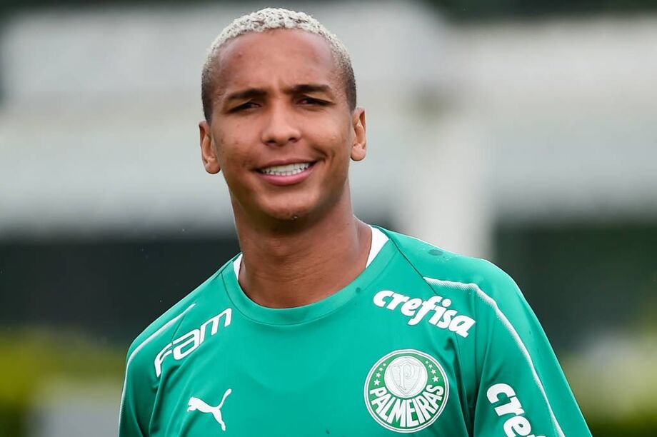 Atacante Deyverson
