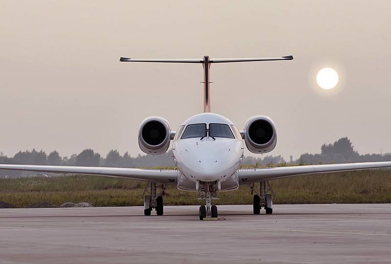 A Embraer informa que apresentou uma configuração de avião semiprivado para jatos ERJ 145 usados, a qual inclui assentos de classe executiva para aumentar o conforto dos passageiros