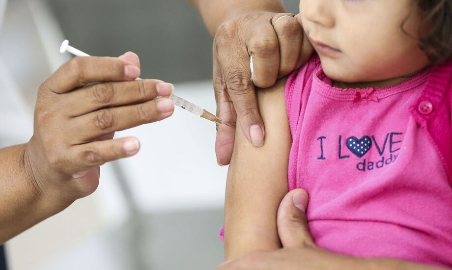 Crianças de seis meses a menores de seis anos de idade podem se vacinar contra a gripe