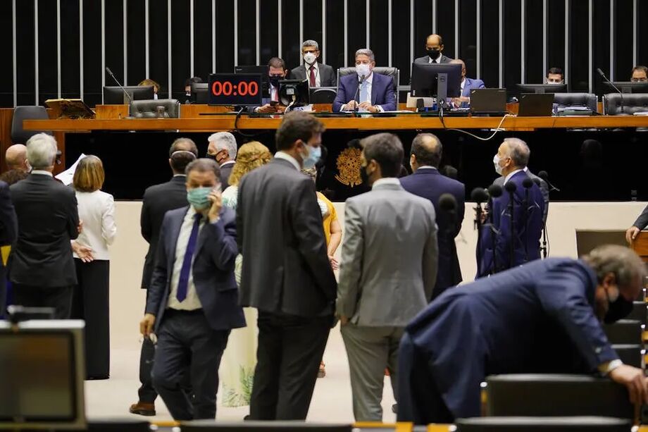 Deputados em sessão que aprovou o texto da MP de privatização da Eletrobrás