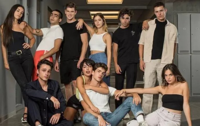 Elenco da série Elite na 4ª temporada. Arón Piper, o primeiro em pé da direita para a esquerda