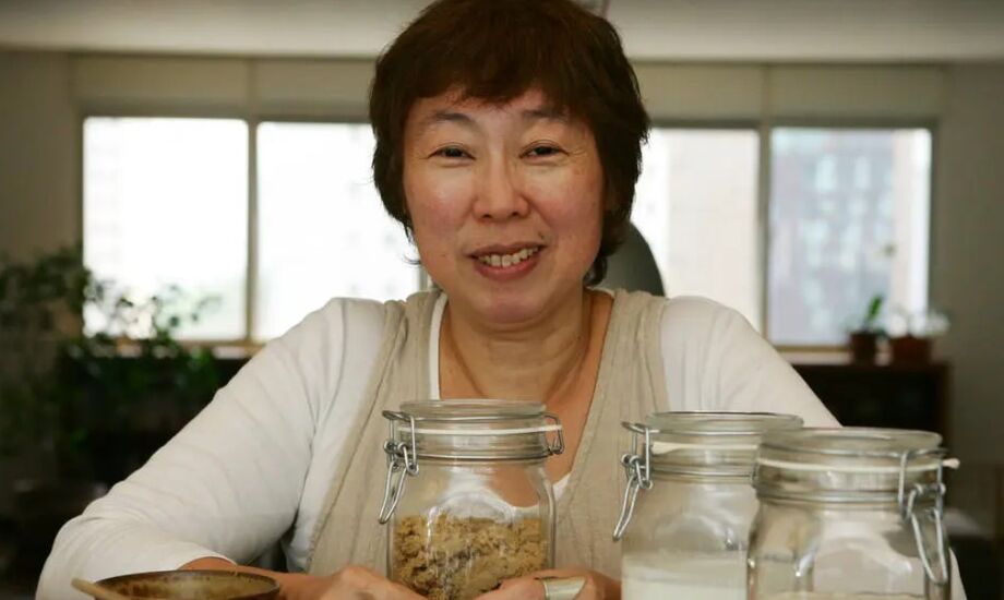 A chef de cozinha Mari Hirata em foto de 2009, durante preparação da conserva japonesa nukamisso zuke e do iogurte kefir