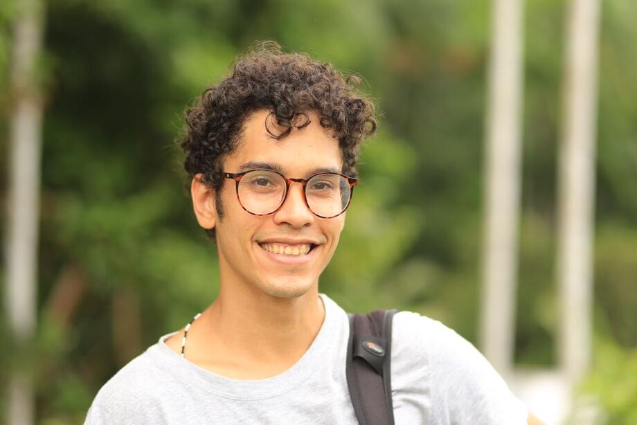 Filho de bibliotecário, cresceu cercado de livros, revistas e quadrinhos em sua casa, o que colaborou com seu amor pela leitura