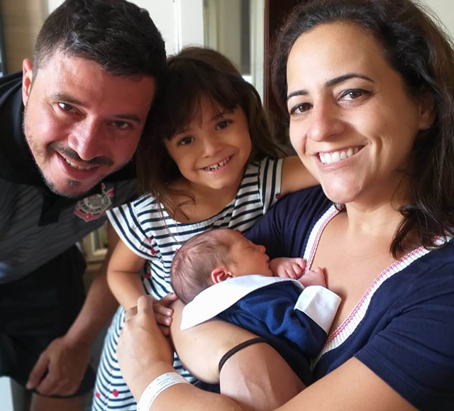 Fernanda Veiber, mãe da Maithê e do pequeno Thomé, de apenas 41 dias de vida