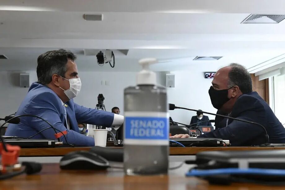 Senadores. Ciro Nogueira, poderoso chefão do bando do Centrão (à esq.) e Fernando Bezerra (à dir.), líder do governo no Senado, mandam e desmandam na estatal Codevasf