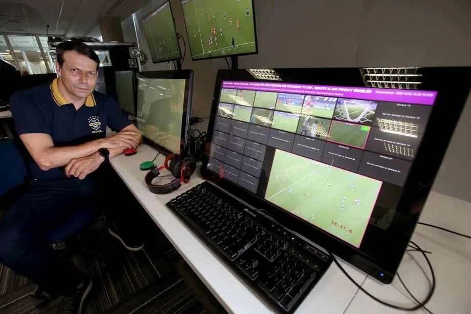 O chefe da comissão de arbitragem da CBF, Leonardo Gaciba, em uma das cabines do VAR montadas no Centro de Excelencia da Arbitragem Brasileira (CEAB), na Barra da Tijuca, zona oeste do Rio