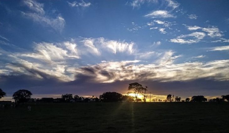 Na capital o sábado terá sol entre muitas nuvens, e a chuva deve chegar a partir da noite em forma de pancadas. As temperaturas variam entre 20°C a 31°C