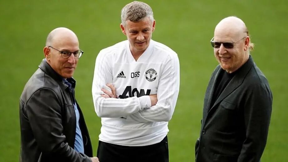 Joel Glazer (esq.) e o irmão Avram (dir.) com o técnico  do Manchester United Gunnar Solskjaer
