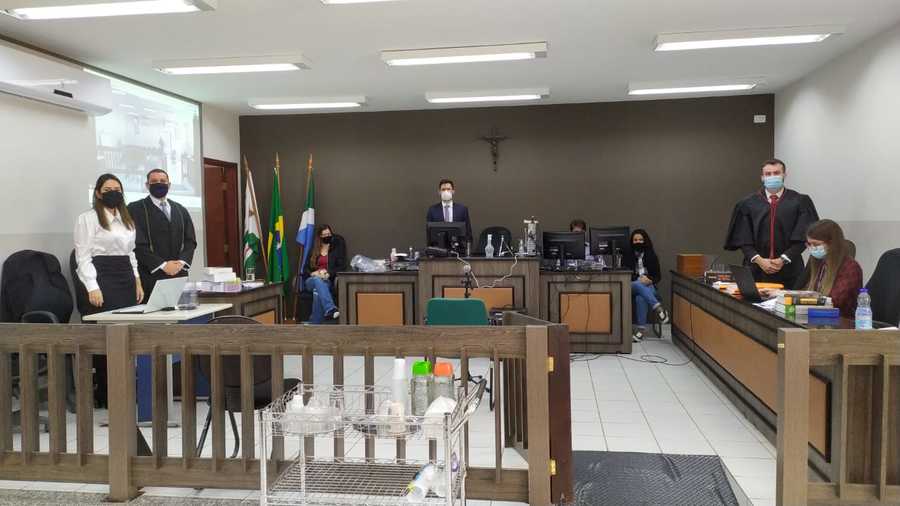 Os trabalhos do Tribunal do Júri foram presididos pelo Juiz Walter Arthur Alge Netto, e a acusação em plenário foi sustentada pelo Promotor de Justiça Paulo Henrique Mendonça de Freitas