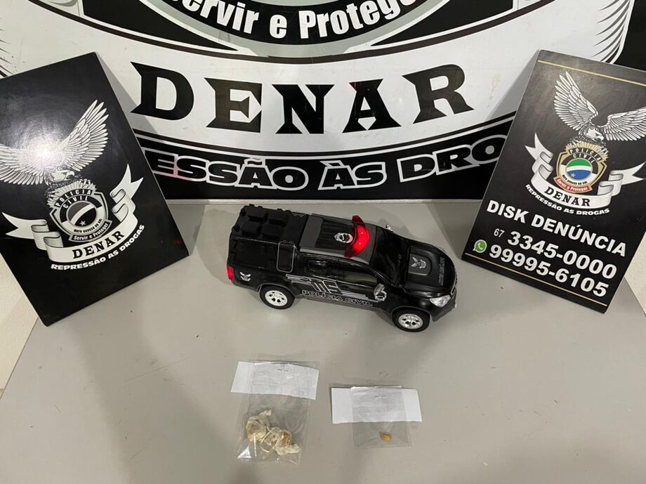 Os jovens foram detidos com duas pedras de pasta-base de cocaína