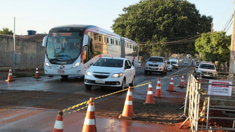Trânsito é retomado no centro de Campo Grande