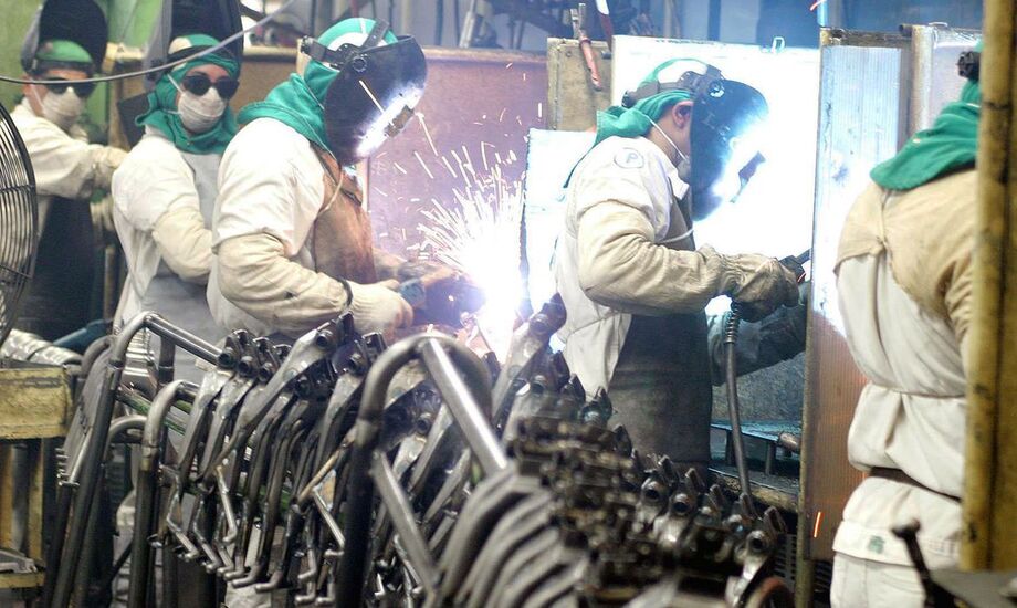 A produção industrial caiu 2,4% em março ante fevereiro, na série com ajuste sazonal, divulgou na manhã desta quarta-feira, 5, o Instituto Brasileiro de Geografia e Estatística (IBGE)