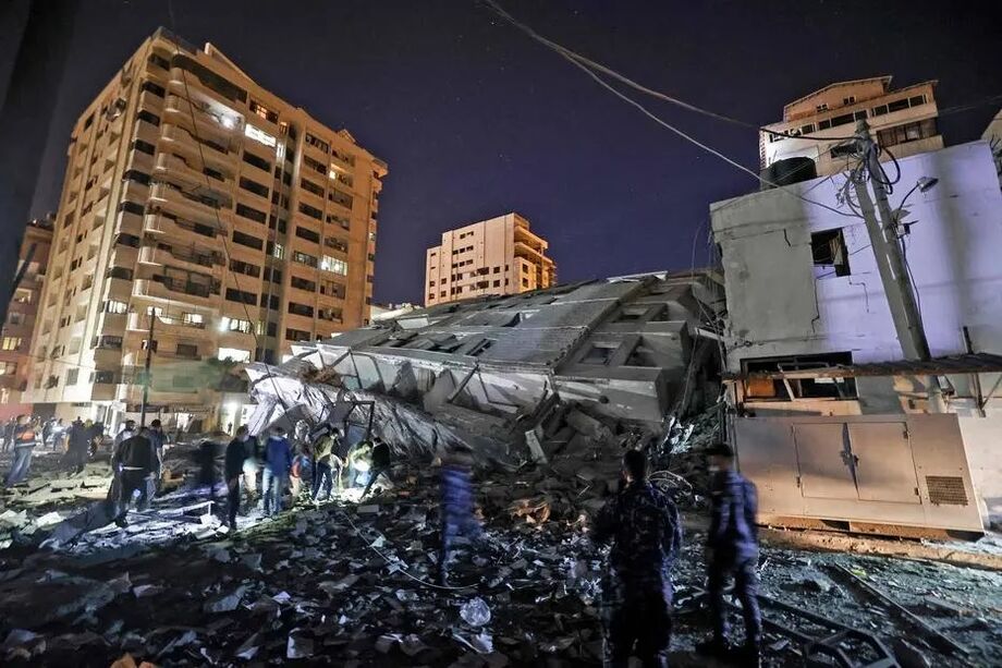 Ataque israelense destrói prédio de 13 andares na Faixa de Gaza