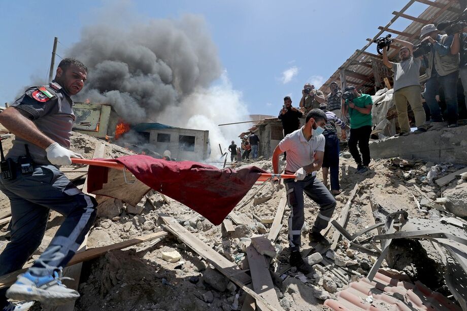 Palestinos tiram um corpo de escombros em Gaza