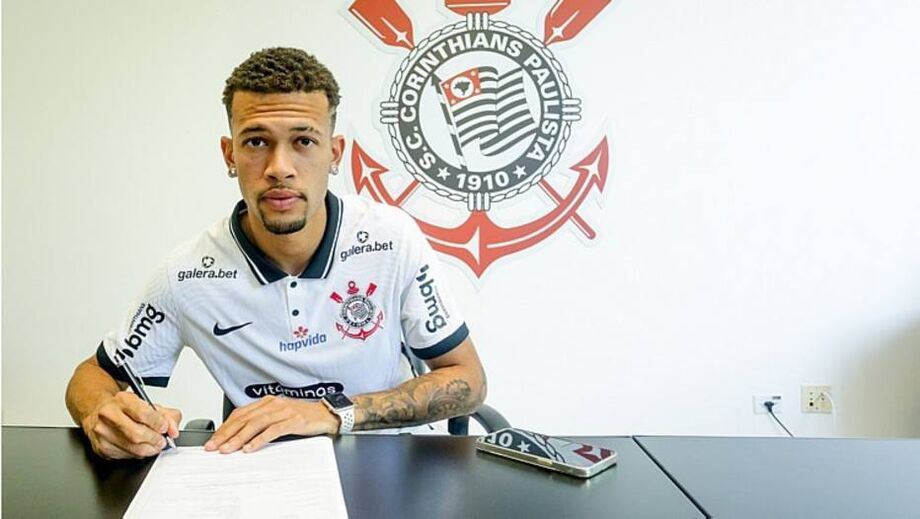 João Victor renova com Corinthians