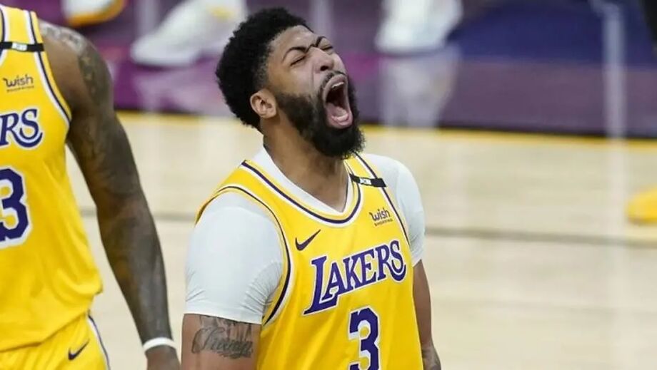 Flertando com o triple-double, Davis foi o melhor jogador do duelo com 34 pontos, 10 rebotes, sete assistências e três tocos