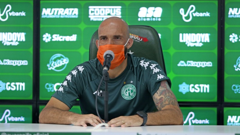 O lateral Éder Sciola