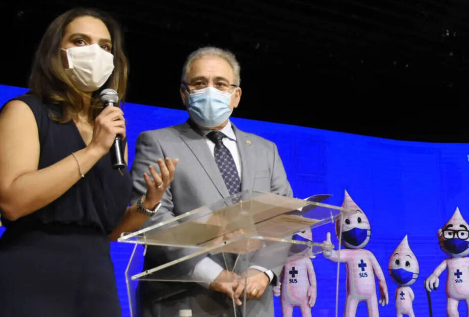 Luana Araújo ao lado do ministro da Saúde, Marcelo Queiroga