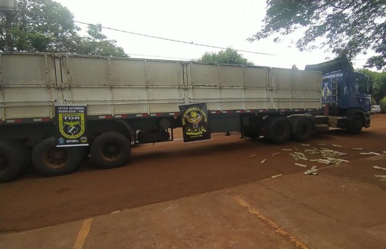Durante a vistoria na carga, os policiais localizaram o entorpecente em um fundo falso