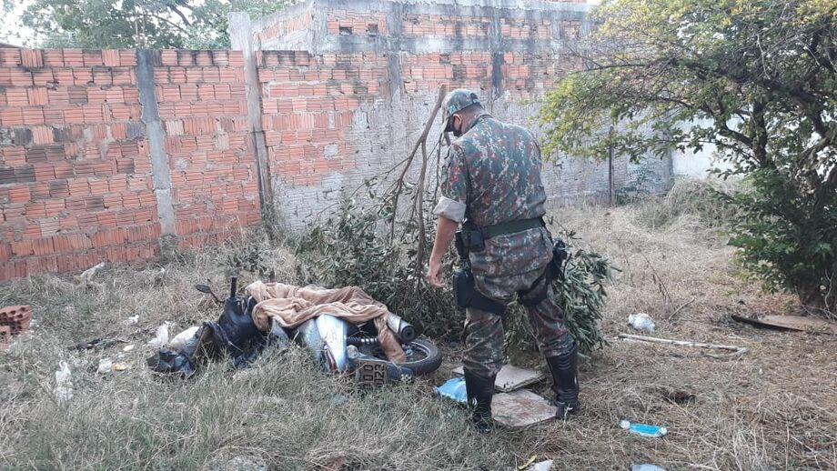 Moto estava num terreno baldio coberta por folhas