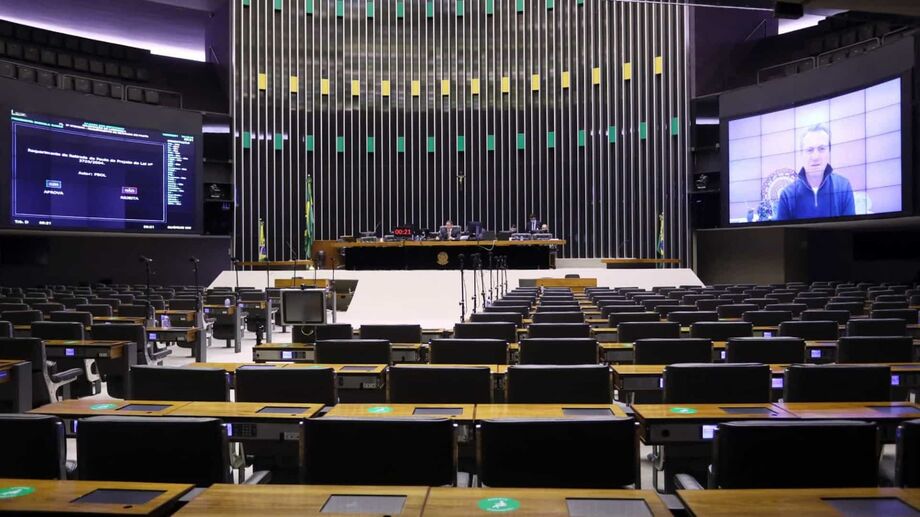 O texto já tinha sido aprovado pelos deputados, mas senadores excluíram imóveis rurais do projeto e, por isso, a proposta teve de ser votada de novo