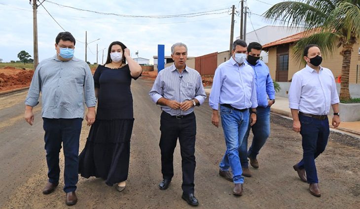 Em Naviraí para pactuar investimentos com seis gestores municipais, o governador destacou que muitas obras estão em andamento