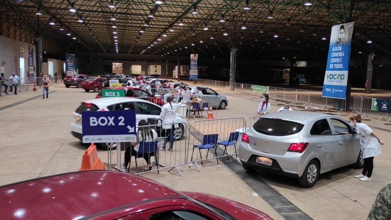 Drive-thru de vacinação em Campo Grande