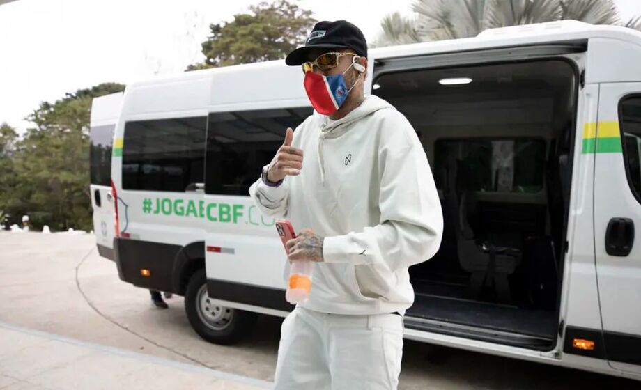 Neymar chega à Granja Comary para iniciar treinamentos com a seleção brasileira