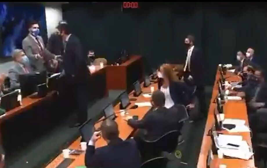 As imagens mostram Garcia empurrando Teixeira e tirando seu microfone