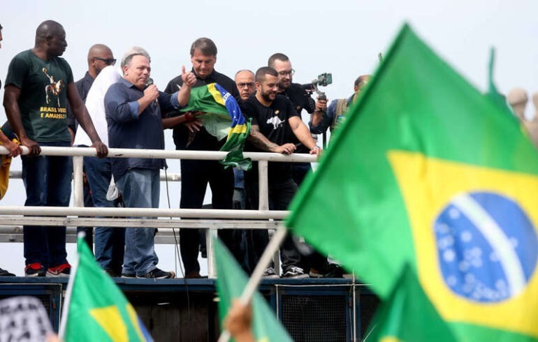 O ex-ministro da Saúde, Eduardo Pazuello, e o presidente Jair Bolsonaro discursaram a apoiadores em ato no Rio de Janeiro.
