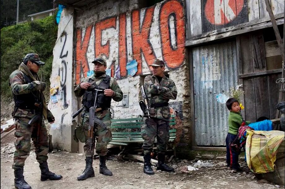 Em imagem de abril de 2016, Polícia faz segurança em Ccano, onde ocorreu um enterro de vítimas do Sendero Luminoso; novo ataque pode reviver conflito armado
