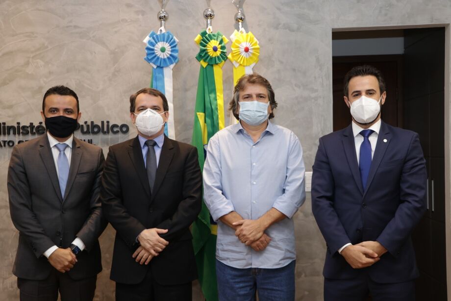 O presidente da Aprefex-MS (Associação dos Prefeitos e Ex-prefeitos de Mato Grosso do Sul), Pedro Caravina, se reuniu nesta segunda-feira (17) com o Procurador Geral de Justiça, Alexandre Magno Benites de Lacerda