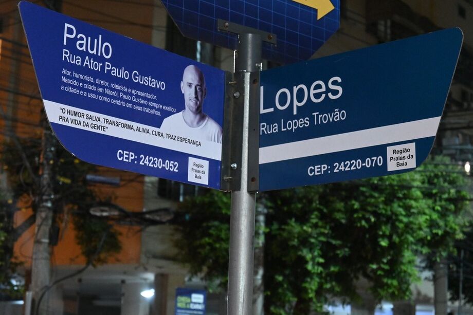 Rua recebe o nome de ator falecido neste mês em decorrência da Covid-19
