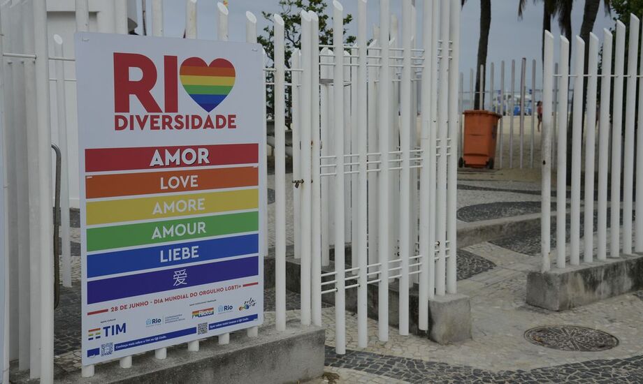 Os painéis nas cores da bandeira do Orgulho LGBTI+ poderão ser vistos até o fim de junho