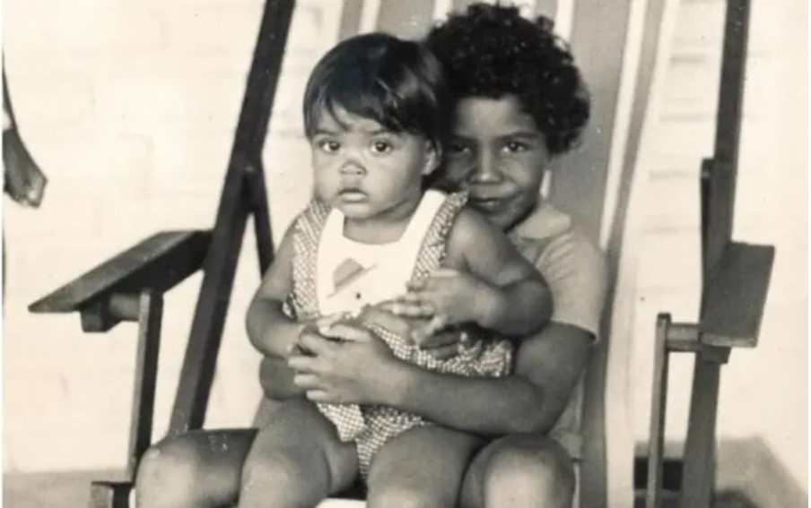 A cantora compartilhou uma foto com o irmão no Instagram