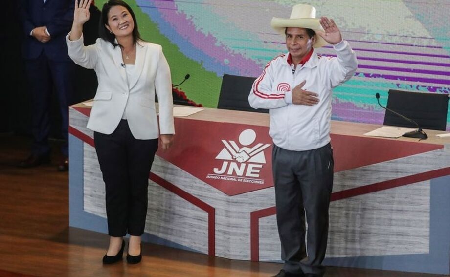 Os candidatos à presidência do Peru, Pedro Castillo e Keiko Fujimori, após debate em Arequipa.