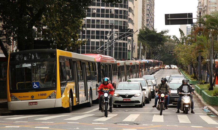 Os gastos das famílias com transportes passaram de uma alta de 3,81% em março, para um recuo de 0,08% em abril