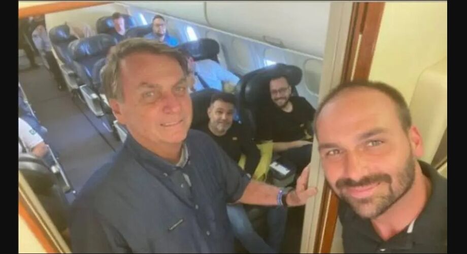 O presidente está acompanhado do filho Eduardo Bolsnaro e pelos deputados Marco Feliciano e Filipe Barros