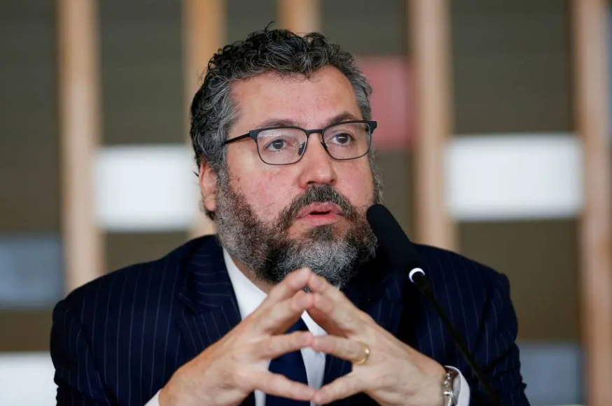 Ernesto Araújo: 'Nenhuma 'articulação política' vai mudar o Brasil. Somente a pressão popular'