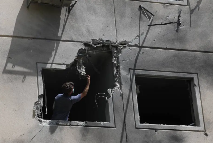 Inspetor trabalha em apartamento atingido por foguete disparado da Faixa de Gaza, na cidade de Ashkelon