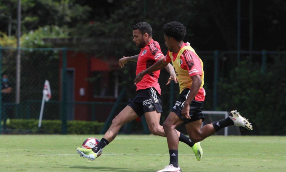 Daniel Alves voltou aos treinamentos