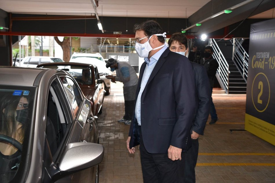 Presidente da FIEMS, Sérgio Longen conversa com mulher antes da realização do teste