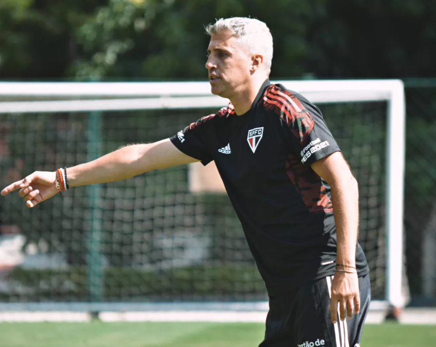 O técnico Hernán Crespo