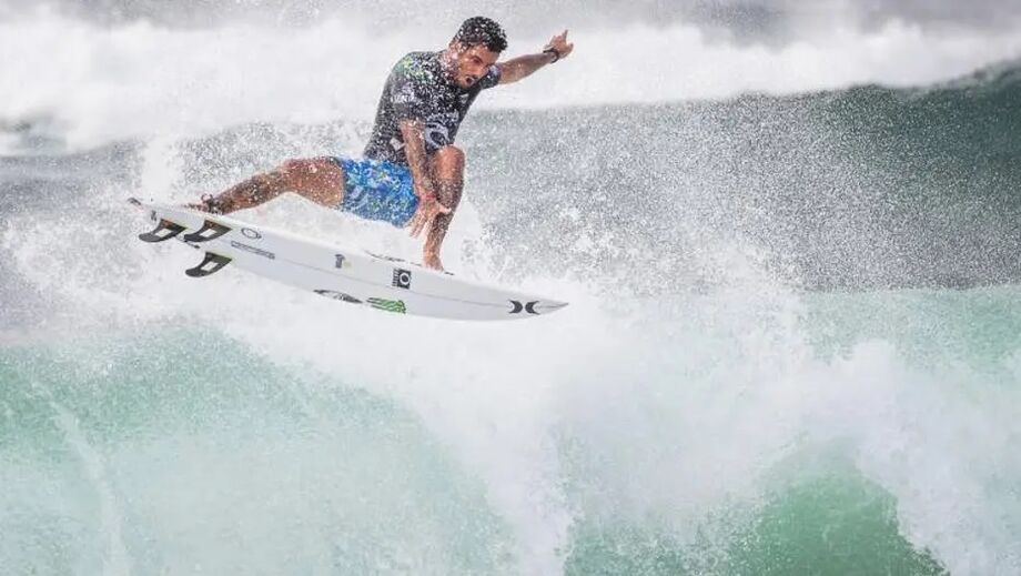 Com o resultado, o surfista de Ubatuba (SP) pulou para a terceira posição no ranking com 20.735 pontos