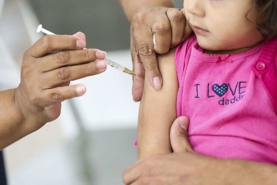 Crianças de seis meses a menores de seis anos de idade podem se vacinar contra a gripe